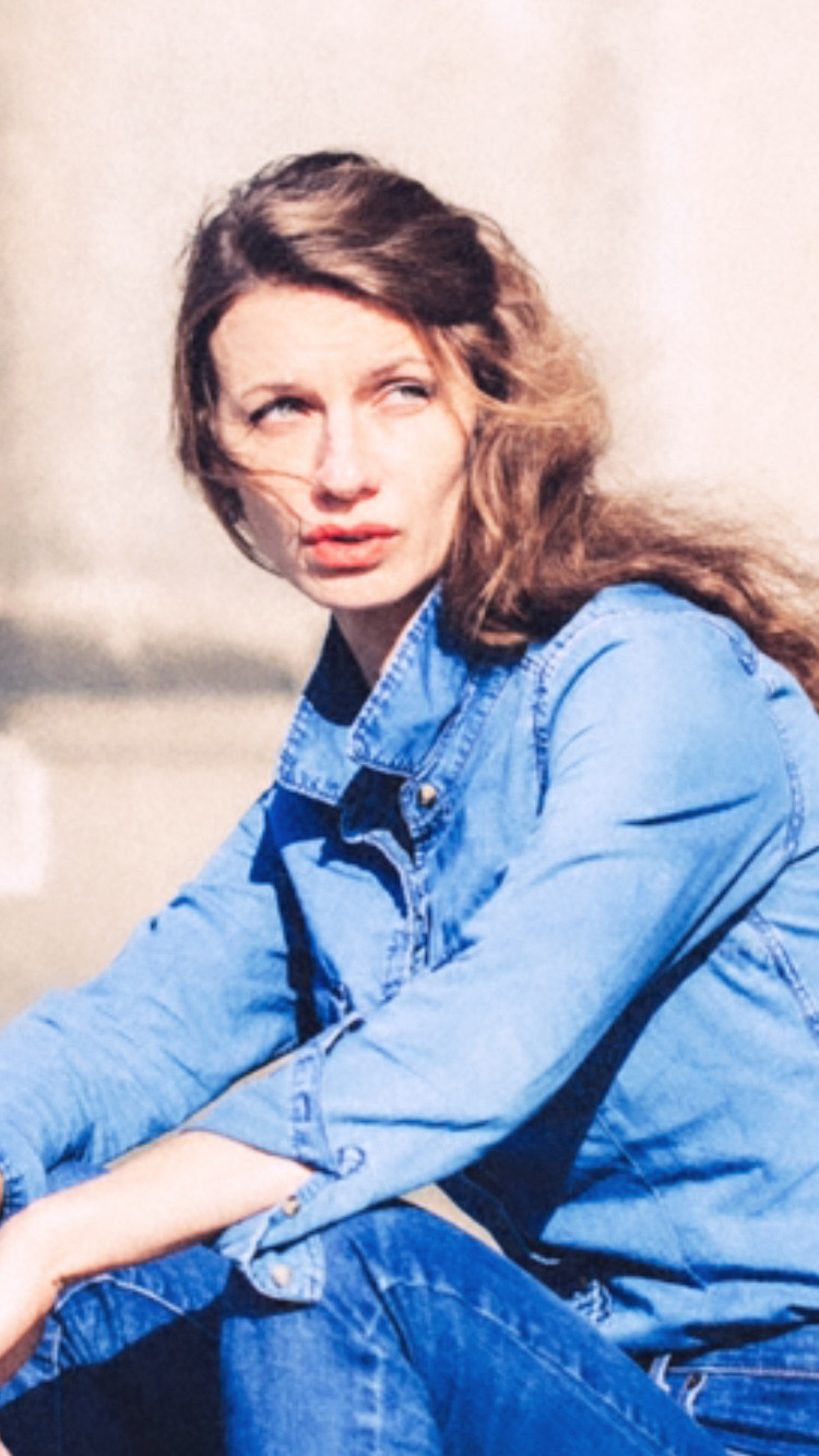 Andreea Emiliana in blauem Jeanshemd